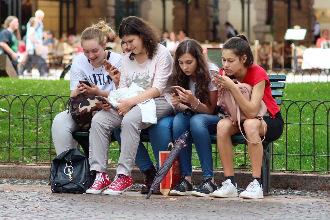 Adolescentes qui regardent leur téléphones