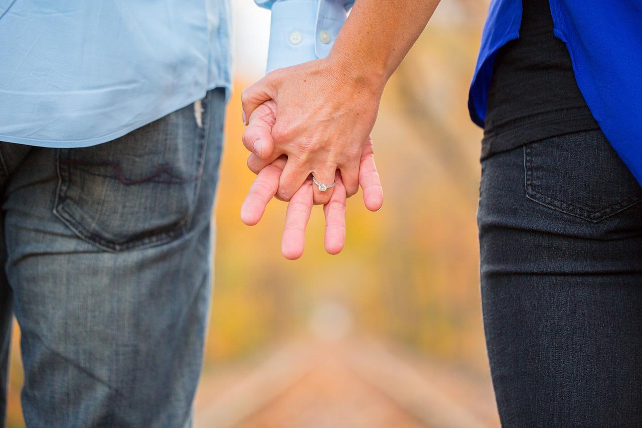Image de couple qui se tient la main