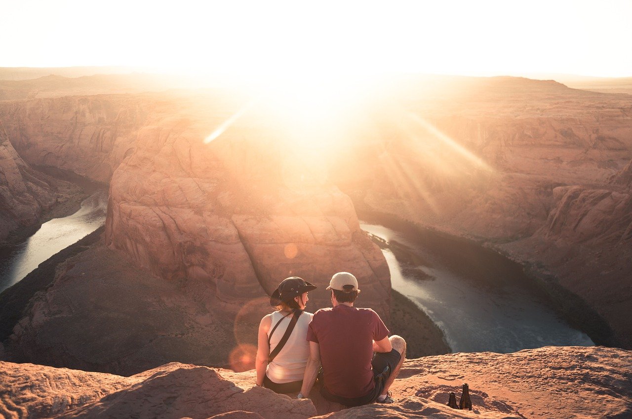 couple assis devant un canyon